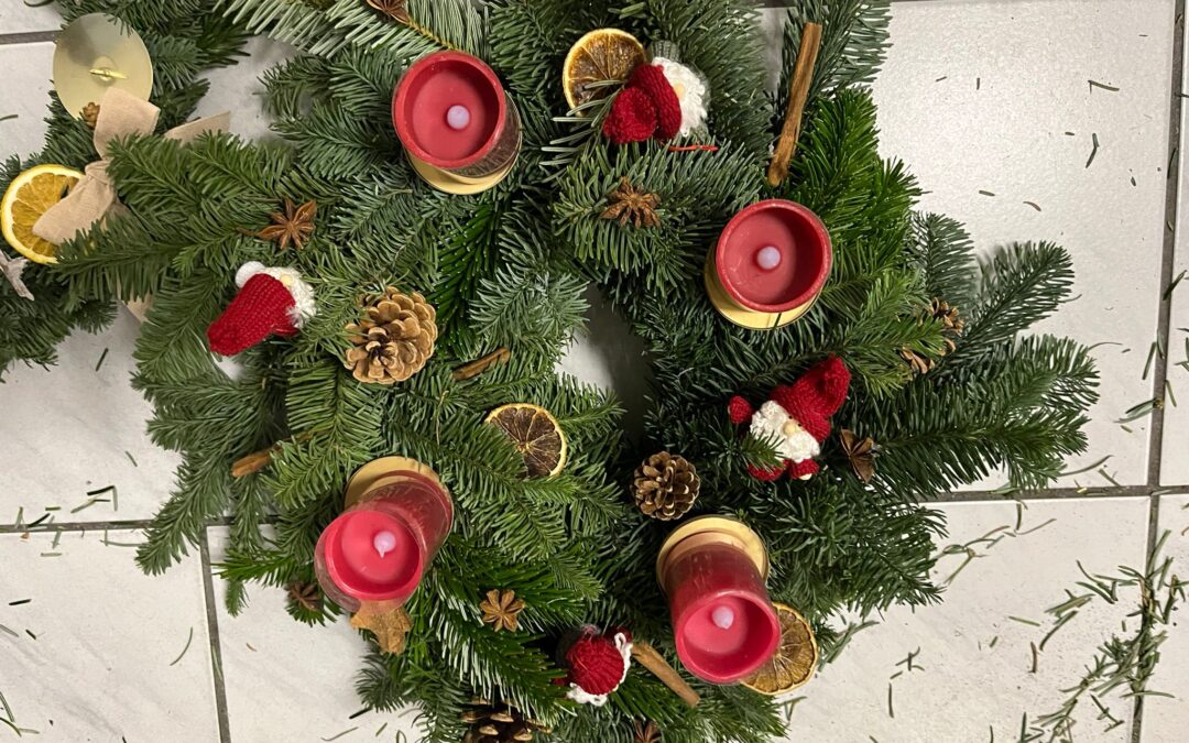 Rückblick: Adventsskränze gemeinsam binden im QUER