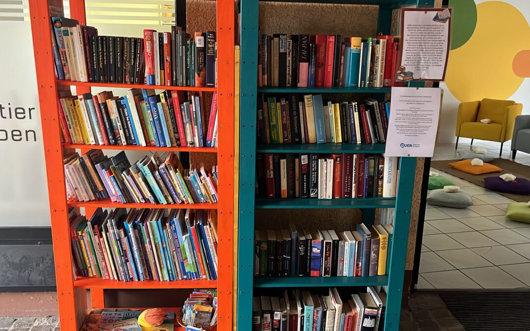 Öffentliches Kinderbücherregal vor dem QUER